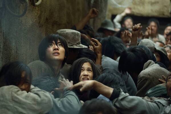 Šingeki no kjodžin - Z filmu - Haruma Miura, Kiko Mizuhara