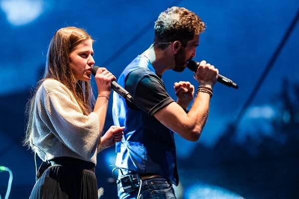 Kapela Jelen zahájila Krumlov Open Air 2024. Zaplnila Pivovarskou zahradu