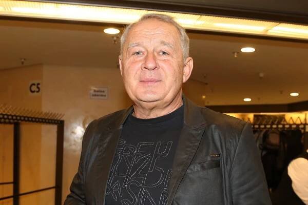 Předtím než si Marcel Vašinka dokázal přiznat, že se mu líbí muži, měl vážnou známost s Dagmar Havlovou, v té době ještě Veškrnovou.