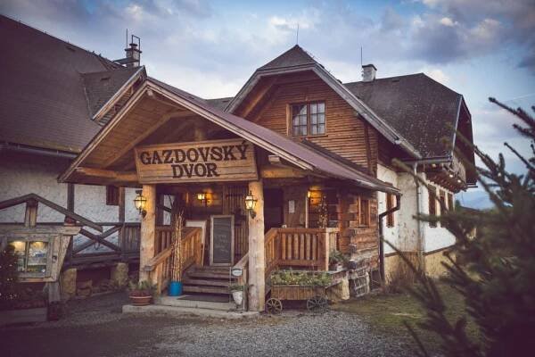 Penzion & Restaurace GAZDOVSKÝ DVOR, Bešeňová