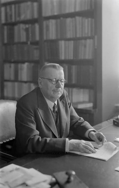 Category:1940 black and white portrait photographs of men - Wikimedia Commons