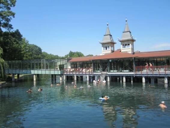 Jezero Hévíz je největší přírodní termální jezero na světě