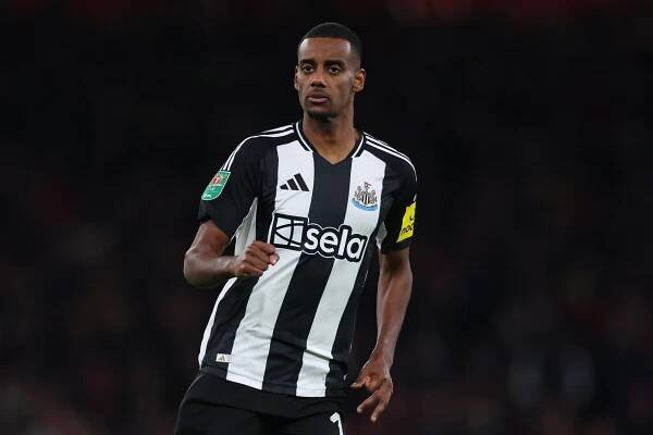 Alexander Isak of Newcastle United playing soccer.