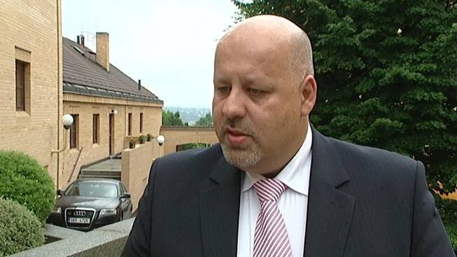 ČT: Lessyho budou zastupovat advokáti Láska a Sokol