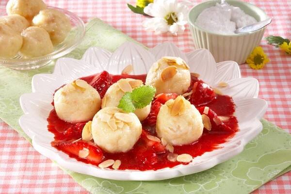 Jogurtovo-tvarohové knedličky s jahodovou omáčkou