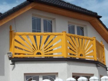 Dřevěné balkonové zábradlí, zábradlí na francouzská okna, dřevěné venkovní zábradlí - JK Plus
