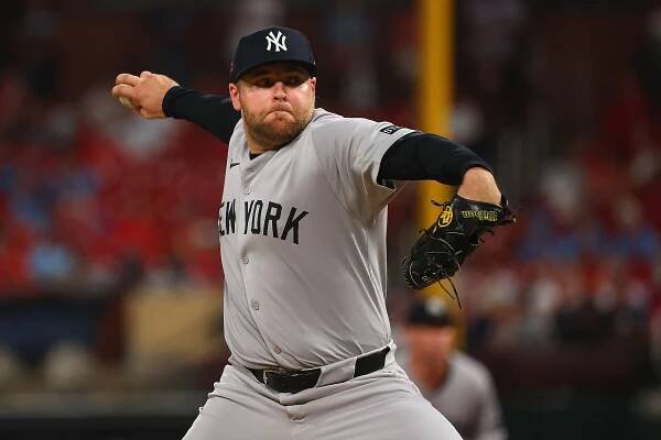David Bednar #53 of the New York Yankees delivers a pitch against the St. Louis Cardinals in the ninth inning at Busch Stadium on August 15, 2025 in St Louis, Missouri. 