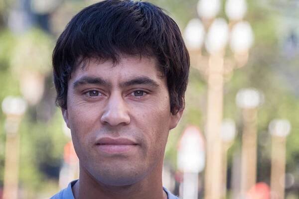 Enrique 24 years old: Entrerriano lives in Gualeguay, he has been working for years in a poultry company. He left the field for the first time because he injured his hand at work and came to Buenos Aires to heal himself. <br> What struck him most on arrival were the buildings.