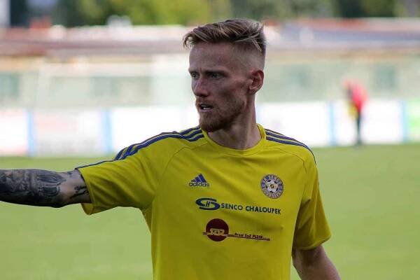 10. kolo FORTUNA divize A: SK Klatovy 1898 (červení) -  SK SENCO Doubravka (žlutí) 2:1 (1:0).