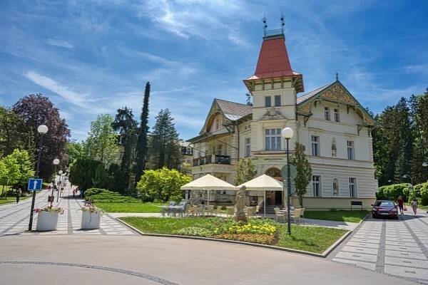 FOTO: Rozkvetlé stromy a květy, krásná architektura. Takové jsou nyní Luhačovice