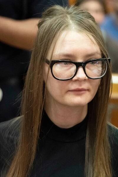 FOTO: Anna Delvey u soudu v roce 2019. – stránka 10