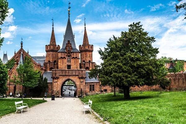Zámek Hradec nad Moravicí - vstupní brána novogotického Červeného zámku (Zdroj: Shutterstock)