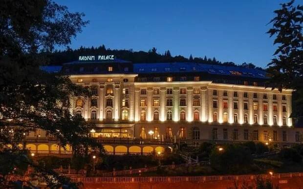 Radonové lázně Jáchymov: Hotel Radium Palace **** s polopenzí a lázeňským centrem (bazény a sauny) + masáž