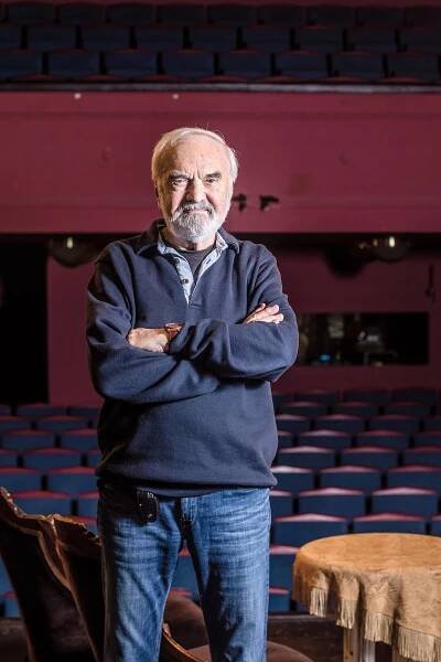 „Když jsem začínal, byl jsem obrovský trémista. Vlastně ani nevím, proč jsem si tohle veřejné vystupování vybral jako povolání, protože to pro mě bylo dlouho utrpení,“ říká Zdeněk Svěrák.