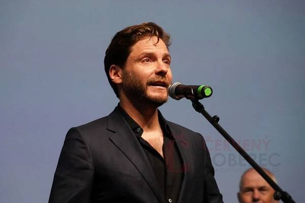 Herec Daniel Brühl dorazil na MFF Karlovy Vary, prošel se po červeném koberci, uvedl film a převzal cenu | Červenýkoberec.cz