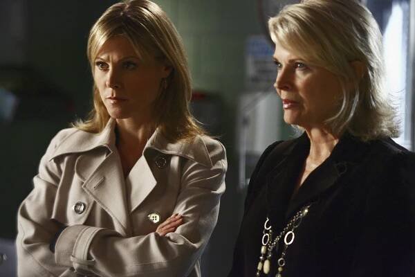 Kauzy z Bostonu - Koleda koleda - Z filmu - Julie Bowen, Candice Bergen