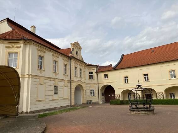 Zámek Chrast - Architektonické památky - Hrady, zámky, tvrze, paláce - Pardubický kraj - Chrast