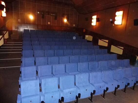 Nová podlaha a sedačky v místním kině - Oficiální stránky obce Dlouhá Loučka