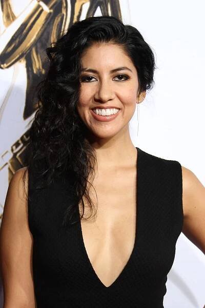 Soubor:Actor Stephanie Beatriz (cropped).jpg – Wikipedie