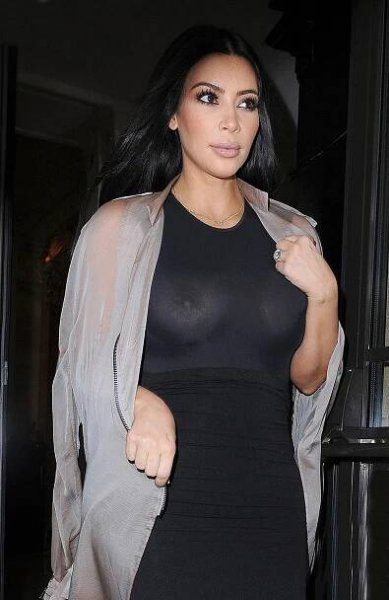 Těhotná Kim Kardashian nezná slovo stud: Pod černé šaty si nevzala podprsenku a všichni zírali na její vnady