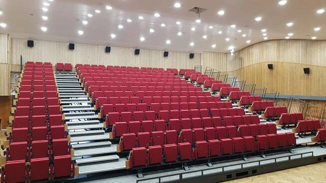 Teleskopická tribuna pro kulturní dům v Novém Městě na Moravě - Městský úřad