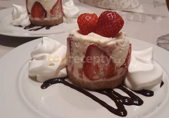 Mini cheesecake s jahodami za studena - fotografie receptu - TopRecepty.cz