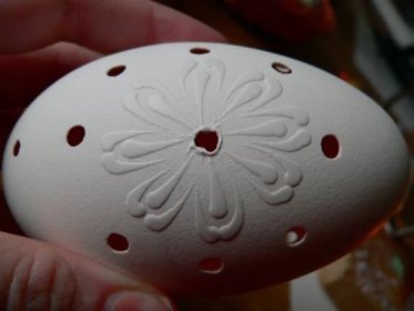 Znáte vrtaná madeirová vajíčka? Malují se voskovkou a zvládne je i začátečník