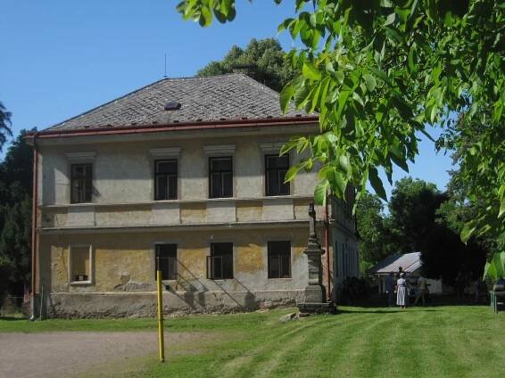 Svídnice (u Slatiňan) - dům čp. 40 a památkově chráněný krucifix.jpg