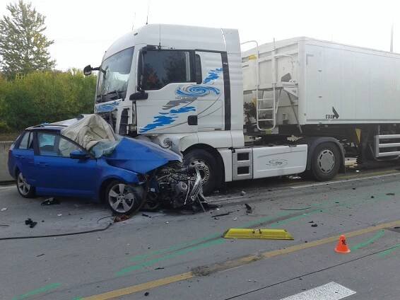 DĚSIVÁ NEHODA: Octavia se roztočila a skončila pod kamionem