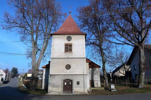 Kříž vedle kostela v Obecnici | Drobné památky 