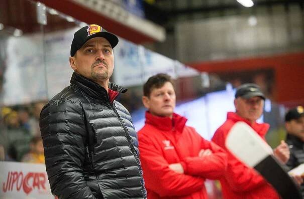 Trenér Viktor Ujčík v utkání o účast v předkole play-off 2019/20 mezi HC Dukla Jihlava a SK Horácká Slavia Třebíč.