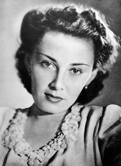 O její talent a krNa stříbrném plátně se poprvé objevila jako sedmnáctiletá (již pod pseudonymem po rodinném příteli spisovateli Jindřichu Šimonu Baarovi) a po celá třicátá léta hrála ve třech až čtyřech filmech ročně.