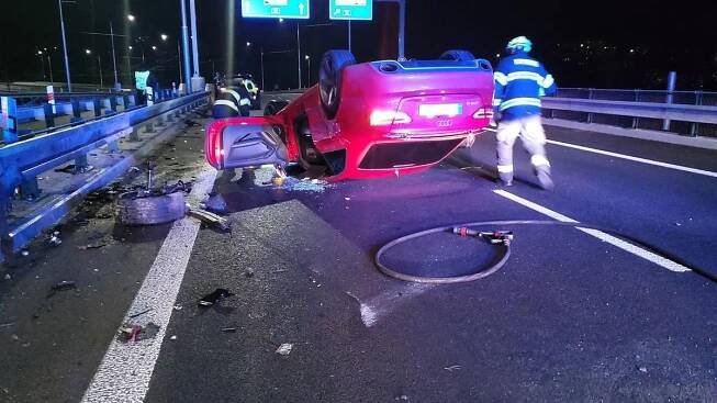 Mladík nezvládl řízení, audi obrátil na střechu. Vezl tři lidi - Novinky