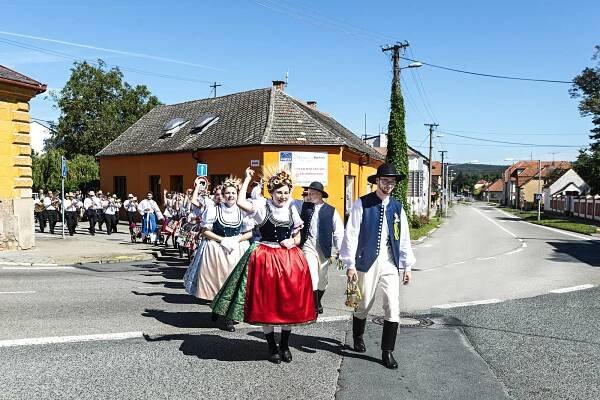 Hodové veselí bavilo Rosice. Městem prošel průvod, vyhrávala Galánka