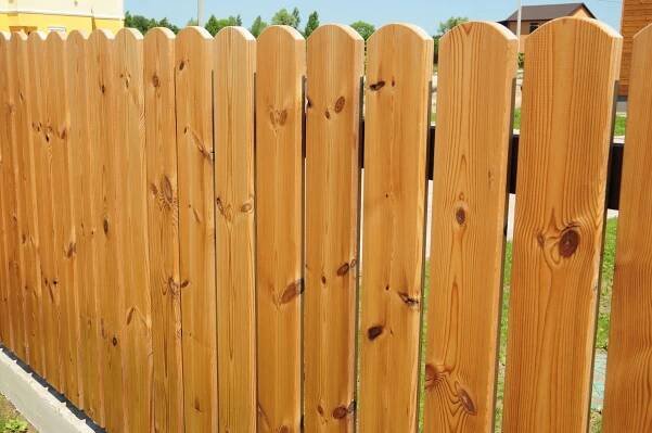 Wooden Fence. House garden wooden fence close up. — Stock obrázek
