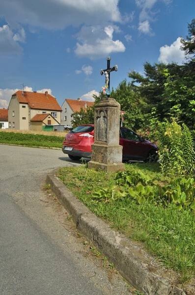 Kříž v Molenburku u silnice na Housko