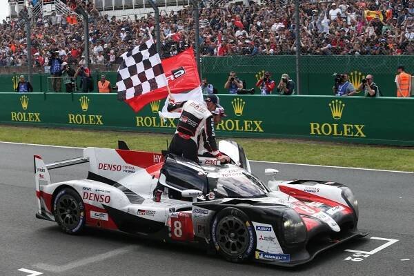 Kdo si hraje, vítězí. Tak se Alonso v Le Mans znovu zapsal mezi nesmrtelné