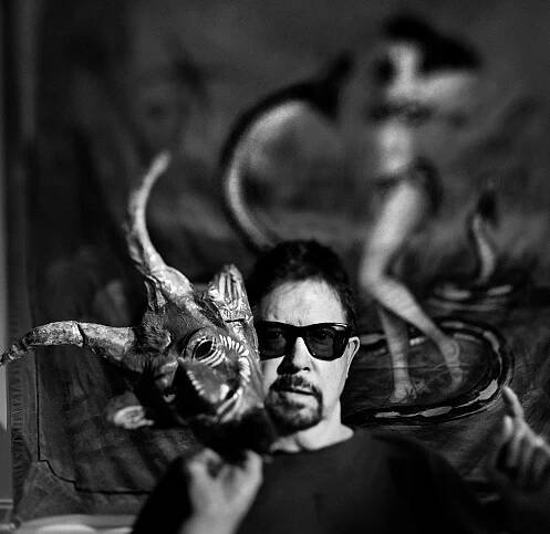 Zemřel Tom Robbins. Mumifikovaného Krista poslal do stánku s hot dogy