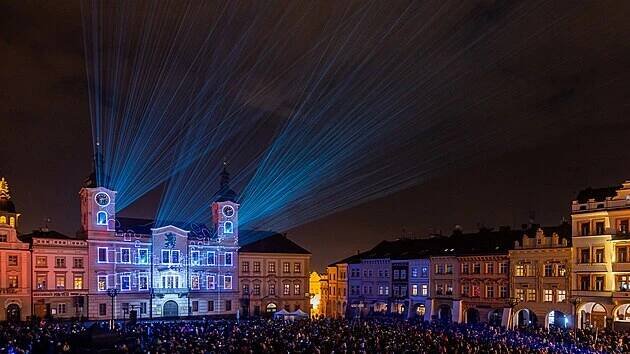 Hradec Králové spustil místo tradičního novoročního ohňostroje videomapping a laserovou show. (1. ledna 2024)
