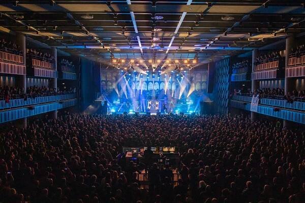 Hammerfall rozpálili Forum Karlín salvou ohňů! – Hudební zprávy - Youradio