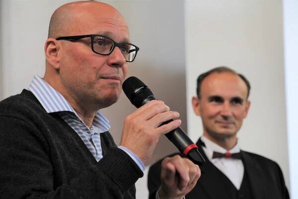 Kurátor Martin Dostál: Těší mě, že jsem mohl udělat výstavu Tomáše Císařovského ve slavné Zámecké jízdárně Alšovy jihočeské galerie