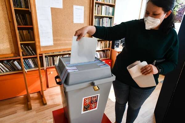 Volby do Senátu a obecních zastupitelstev budou na přelomu září a října, rozhodl Zeman