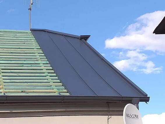 Roofman - Střechy a stavby na klíč| Rekonstrukce střechy Křelov RUUKKI Classic 40, Roto