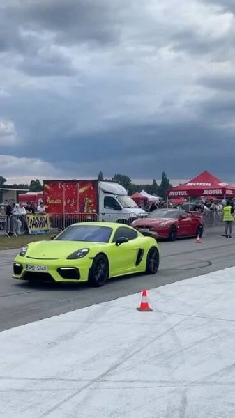 Drag race Nissan GT-R vs Porsche Cayman GT - Tuning Párty Vyškov 2025