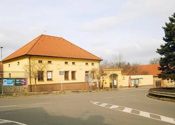 Zbuzany - obecní úřad foto 2
