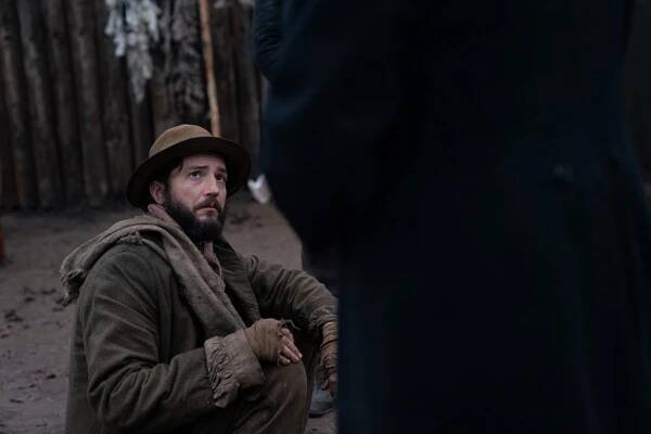 První kráva - Z filmu - John Magaro