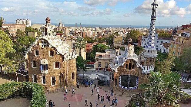 Další klenot od Gaudího. Park Güell je rozlehlý park nad Barcelonou na svahu hory Turó del Carmel.