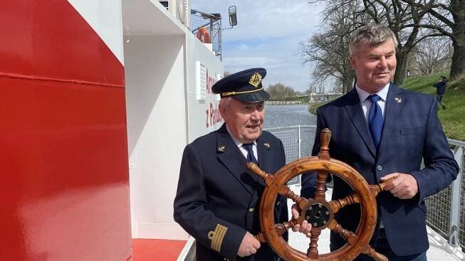 Předání kormidla novému kapitánovi. Vlevo původní kapitán Václav Polák,  vpravo nový kapitán Rudolf Schmidt | foto: Šárka Rusnáková,  Český rozhlas