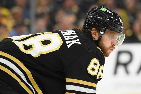 Boston - Pittsburgh 5:1. Zacha s Pastrňákem završili skóre po parádní spolupráci