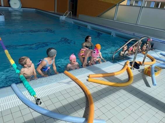 PRVNÍ LEKCE PLAVÁNÍ 12.5.2023 | Mateřská škola Stará Bělá, příspěvková organizace | Mateřská škola Stará Bělá, příspěvková